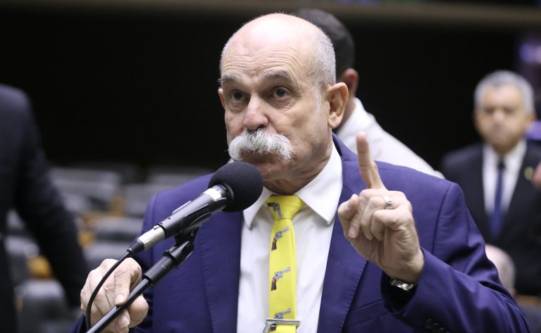 Comissão aprova projeto que obriga presídio a instalar bloqueador de celular