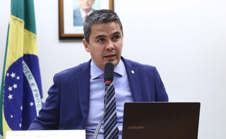 Debatedores pedem lei que autorize alunos a ingressar em universidades antes de concluir ensino médio