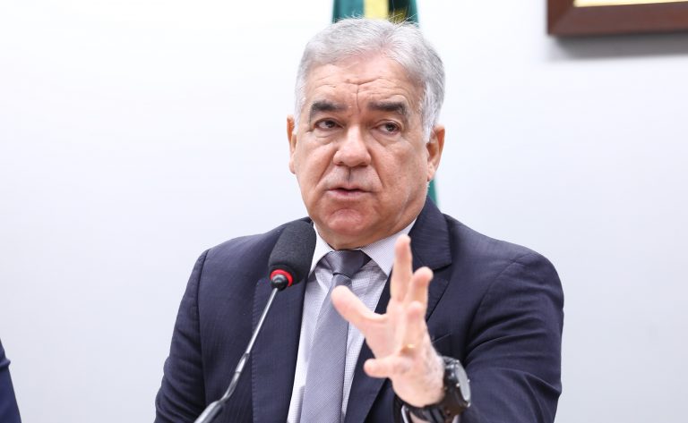 Projeto concede isenção de imposto para mães de múltiplos comprar carro de sete lugares