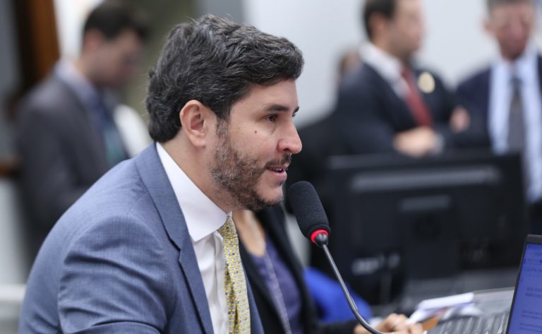 Comissão aprova dispensa de frequência escolar mínima para beneficiários do Pé-de-Meia em área de calamidade