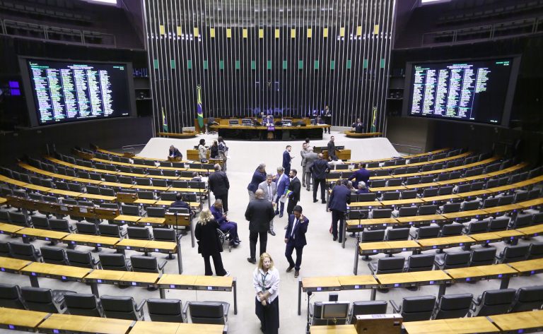 Câmara aprova urgência para cinco propostas; acompanhe