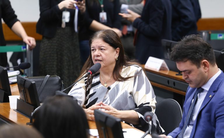 Comissão aprova responsabilidade de redes sociais sobre conteúdo ofensivo a crianças e adolescentes