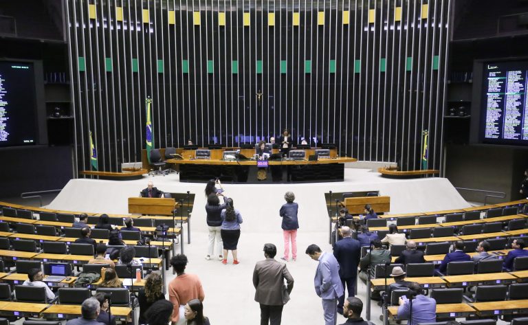 Deputados analisam pedidos de urgência para projetos de lei; acompanhe