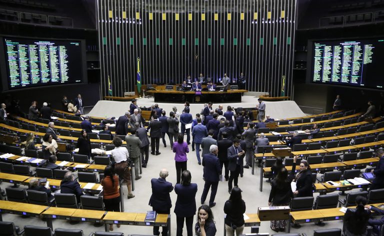 Deputados analisam projeto que altera regras de licenciamento ambiental; acompanhe
