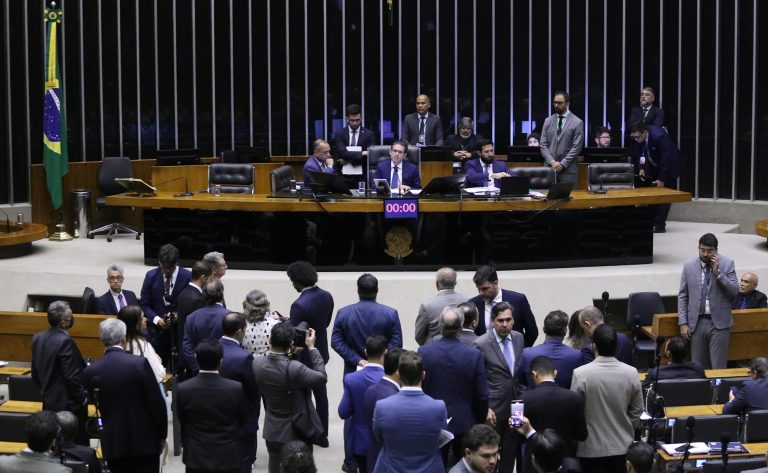 Deputados analisam uso de fundo social para agricultores atingidos por calamidades; acompanhe