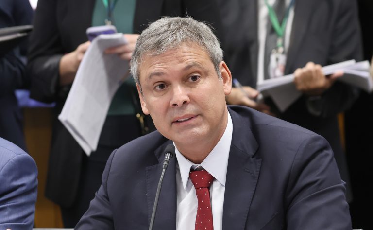 Líder do PT pede suspensão preventiva do mandato de Eduardo Bolsonaro