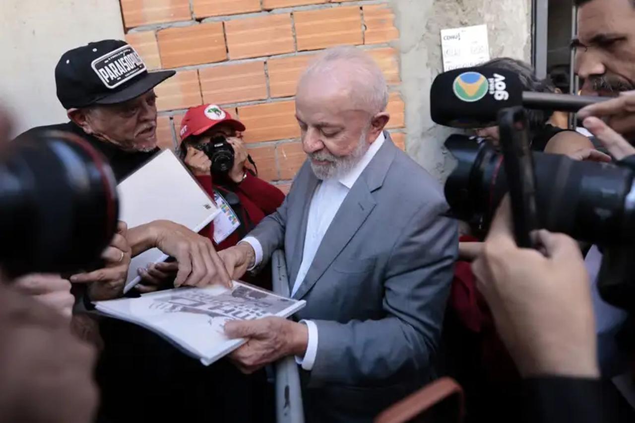 Lula visita a Favela do Moinho e anuncia programa habitacional após denúncias de violência policial. Por Fabricio Rinaldi