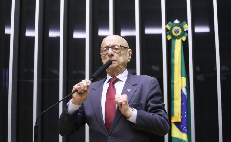 Projeto recoloca município e estado nas placas de carros