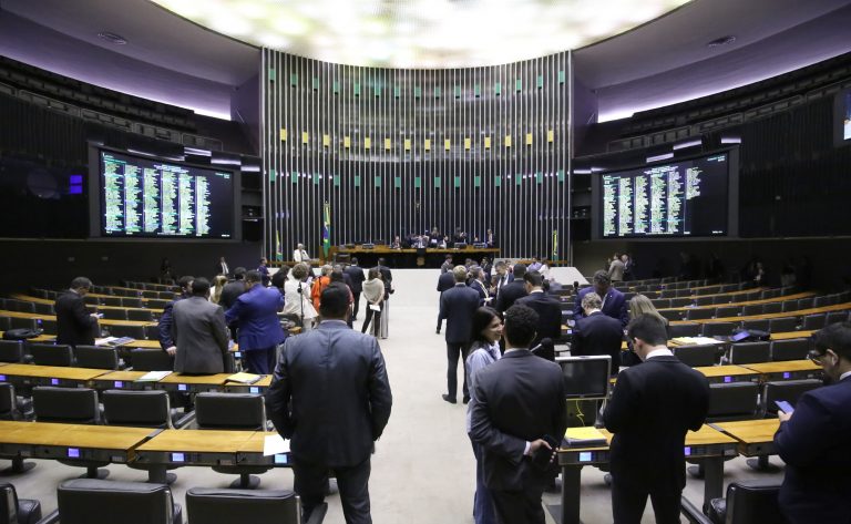 Câmara aprova criação de três grupos parlamentares; acompanhe