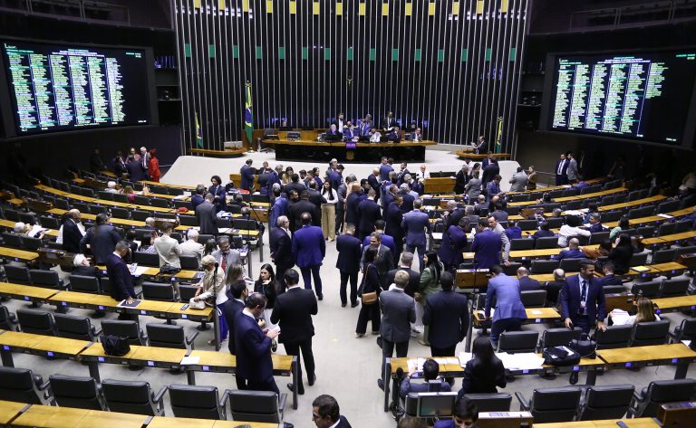 Deputados analisam projeto que perdoa dívidas tributárias das Apaes; acompanhe