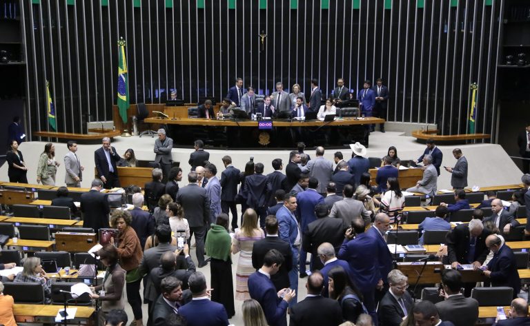 Projeto aprovado proíbe provedores de monetizar conteúdo que viole direitos da criança