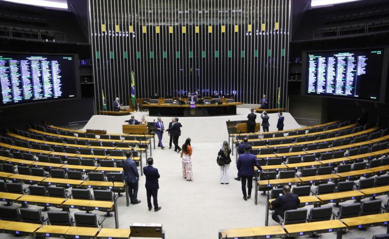 Câmara aprova extinção do cargo efetivo de técnico em serviços paramédicos; votações de hoje são encerradas