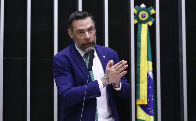 Comissão aprova acompanhante para pessoa com autismo ou Down em exame de direção veicular