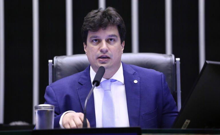 Comissão aprova programa de formação para jovens aprendizes na administração federal