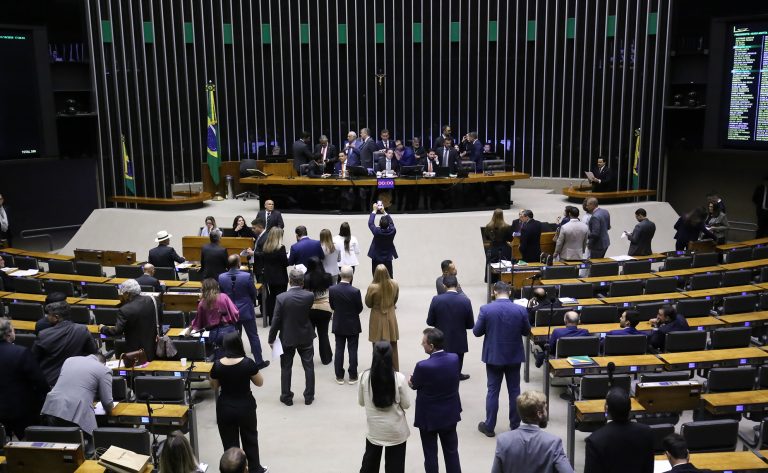 Câmara aprova projeto que cria punição para o crime de usar pessoas como escudo humano