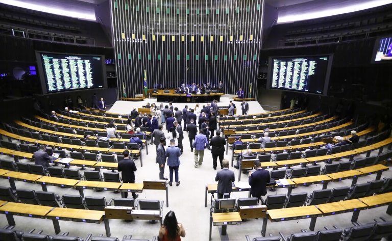 Câmara aprova reclusão de até 15 anos para quem alterar bebidas e causar morte; acompanhe