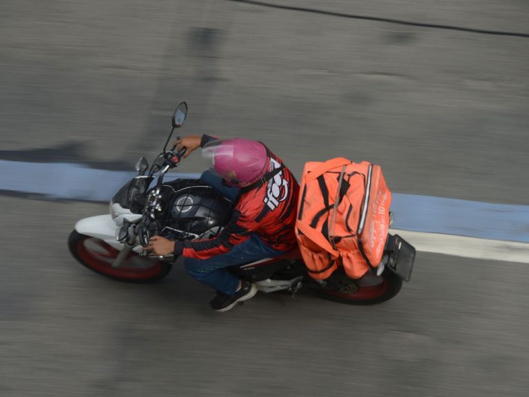 Comissão especial debate trabalho em plataformas digitais de transporte e entrega