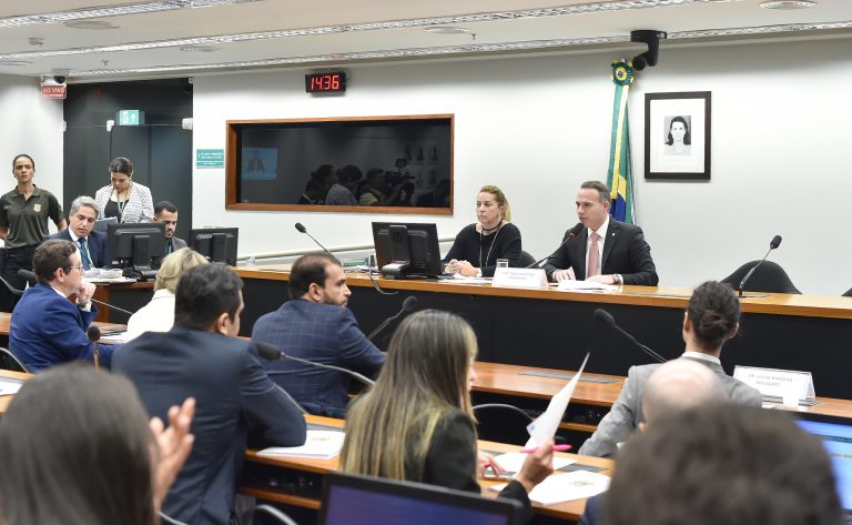 Conselho de Ética adia análise de novos processos contra deputados