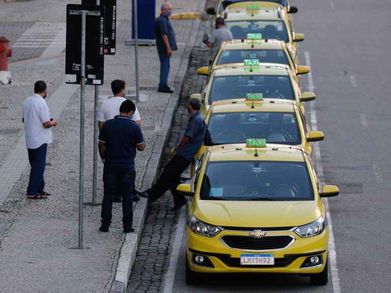 Nova lei permite transferir outorga de táxi e isenta taxa de taxímetro por cinco anos