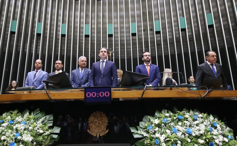 Câmara homenageia 78 prefeitos por destaque na alfabetização infantil