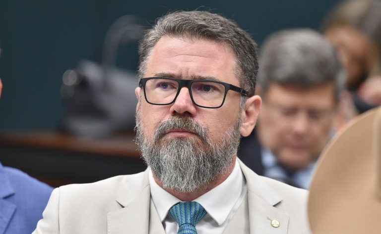 Comissão aprova mudanças em regra sobre porte de arma e uso de álcool ou drogas