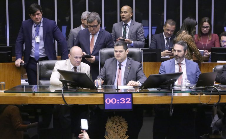 Congresso derruba vetos a projetos sobre habilitação de condutores e pesquisas da Embrapa