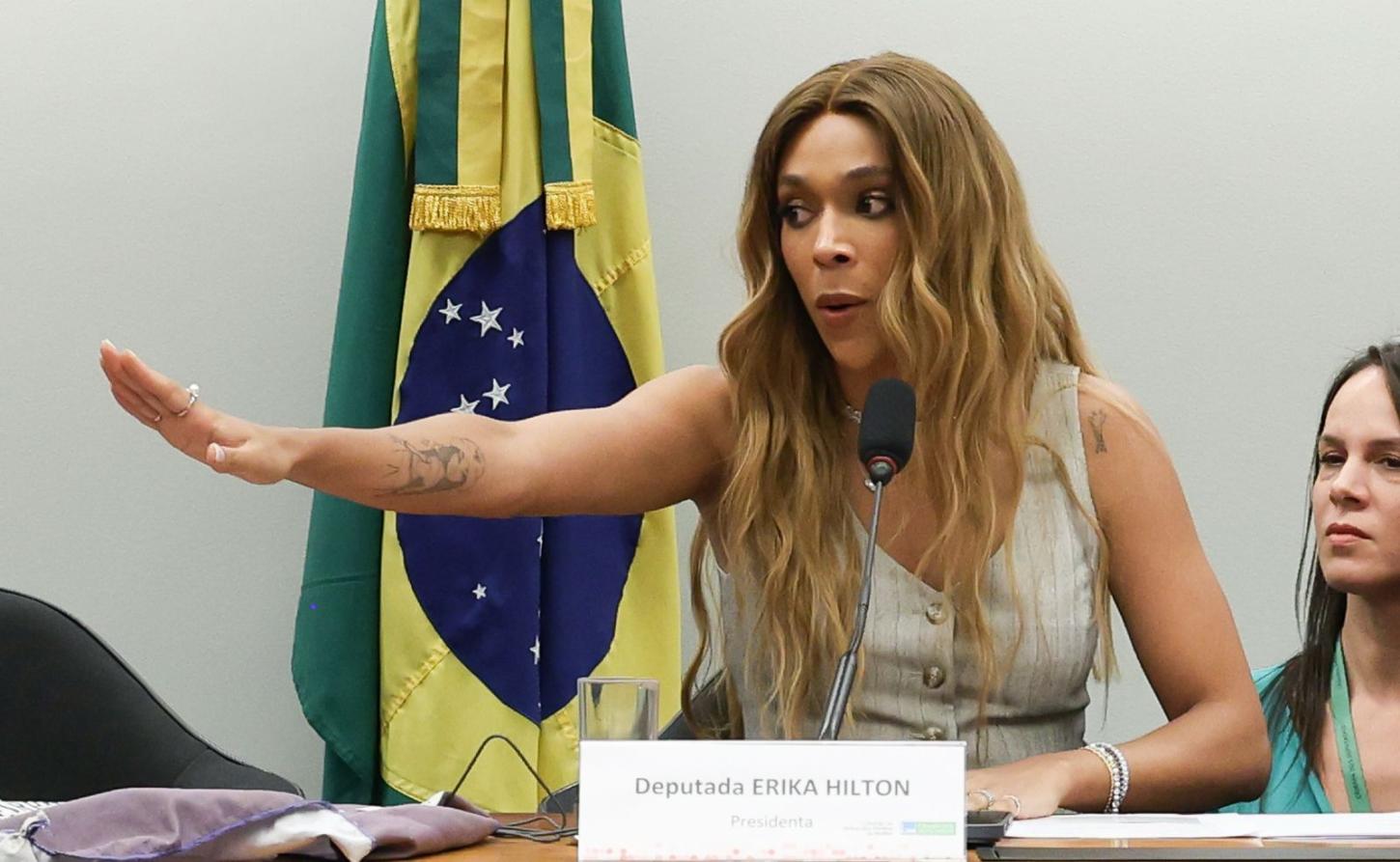 Erika Hilton desmonta André Fernandes e relembra sequência de vergonhas do bolsonarista