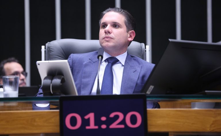 Hugo Motta comemora aprovação do fim da escala 6x1 no Senado